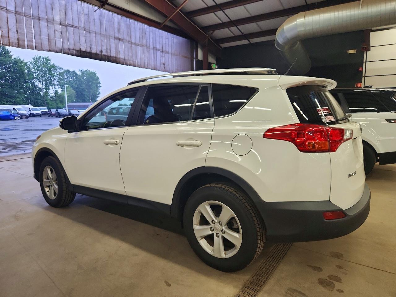2014 Toyota Rav4 Xle White vin: JTMRFREVXED049009