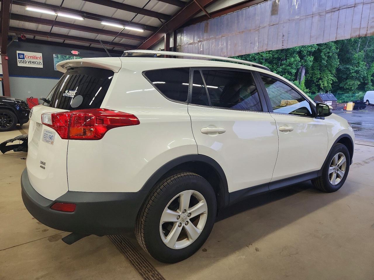 2014 Toyota Rav4 Xle White vin: JTMRFREVXED049009