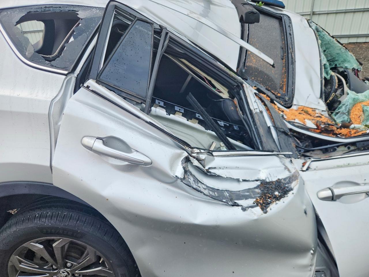 2015 Toyota Rav4 Xle Silver vin: JTMRFREVXFD114605