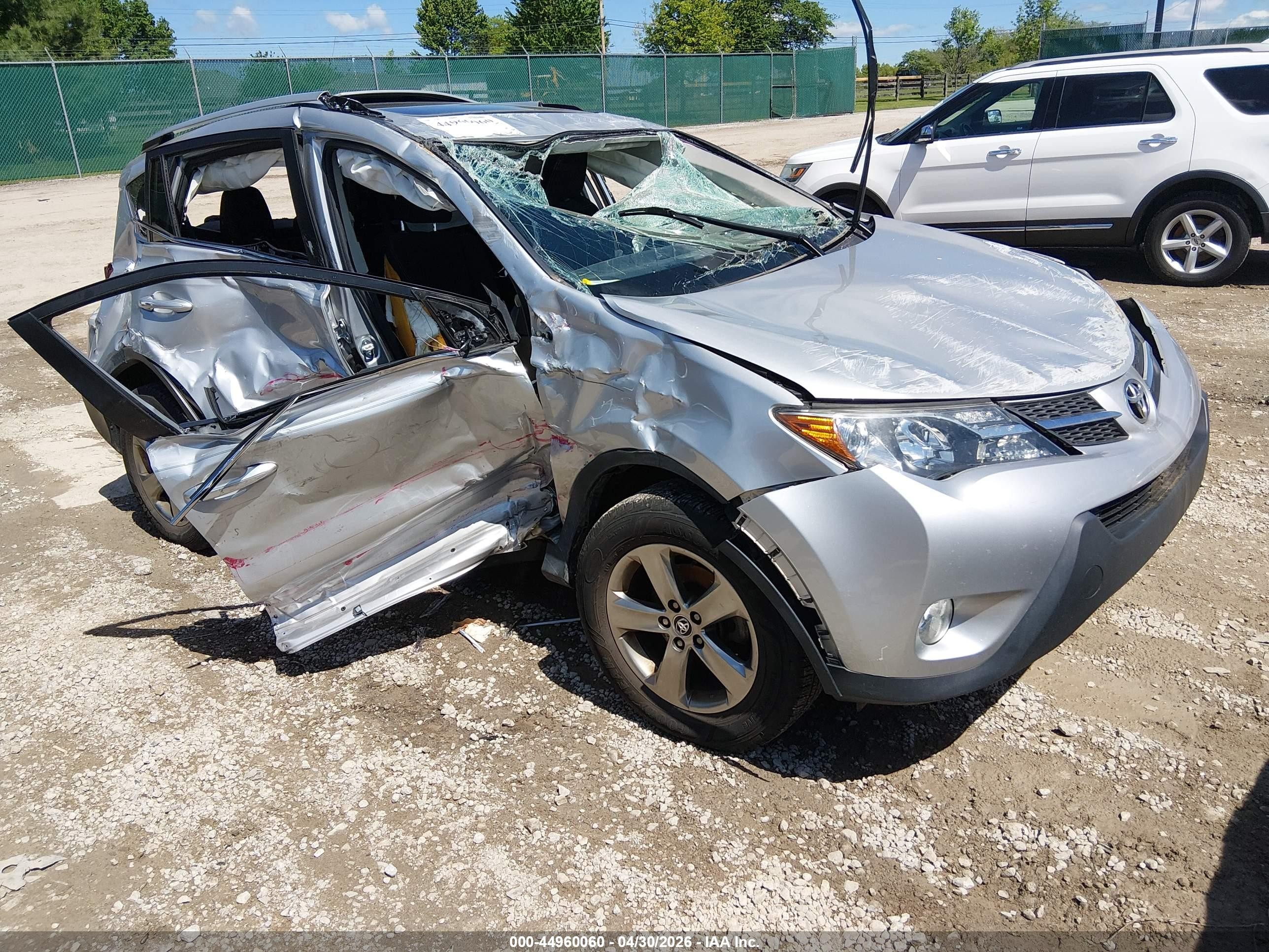 2015 Toyota Rav4 Xle Серебряный vin: JTMRFREVXFD127449