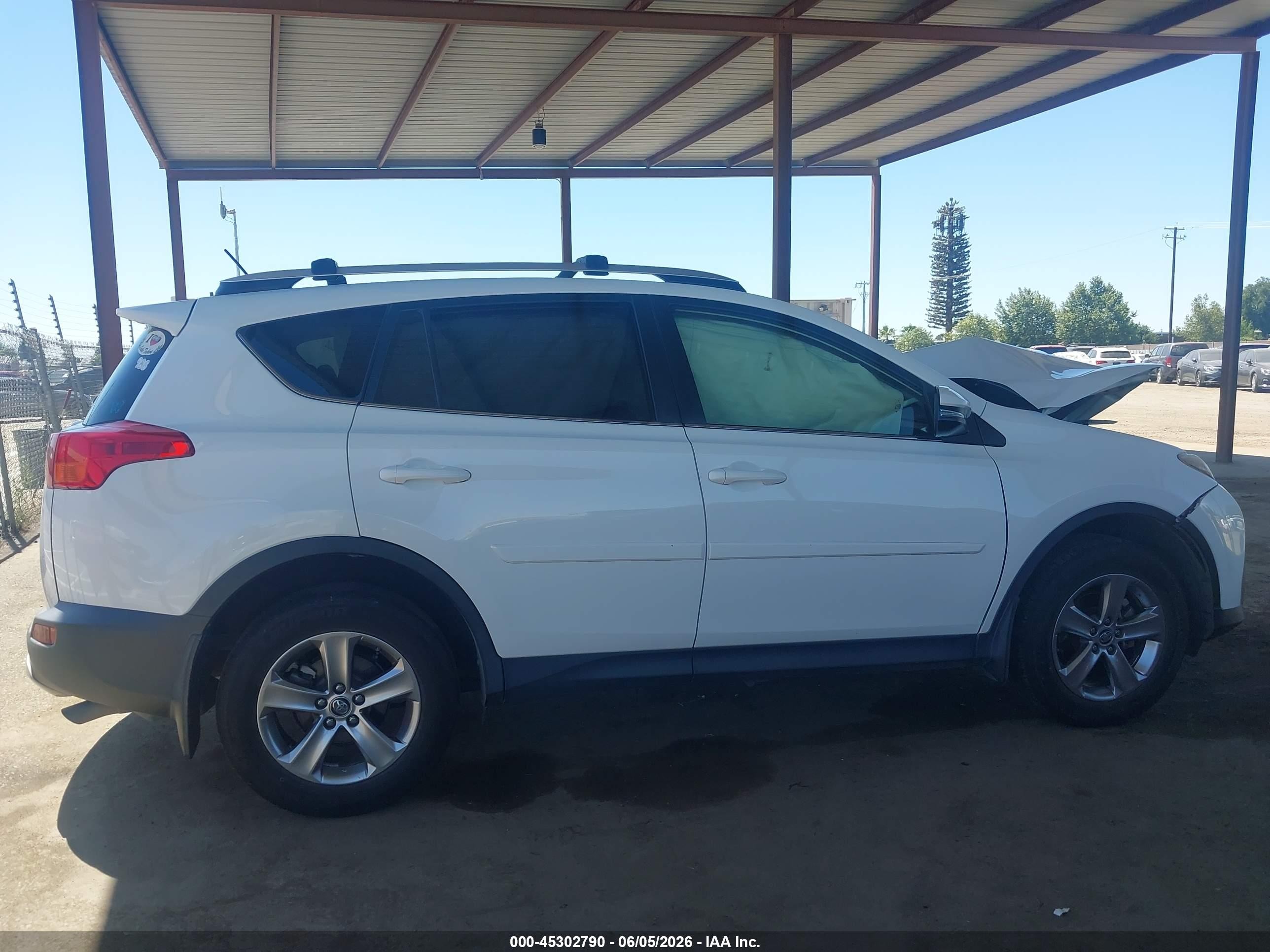 2015 Toyota Rav4 Xle White vin: JTMRFREVXFD131548