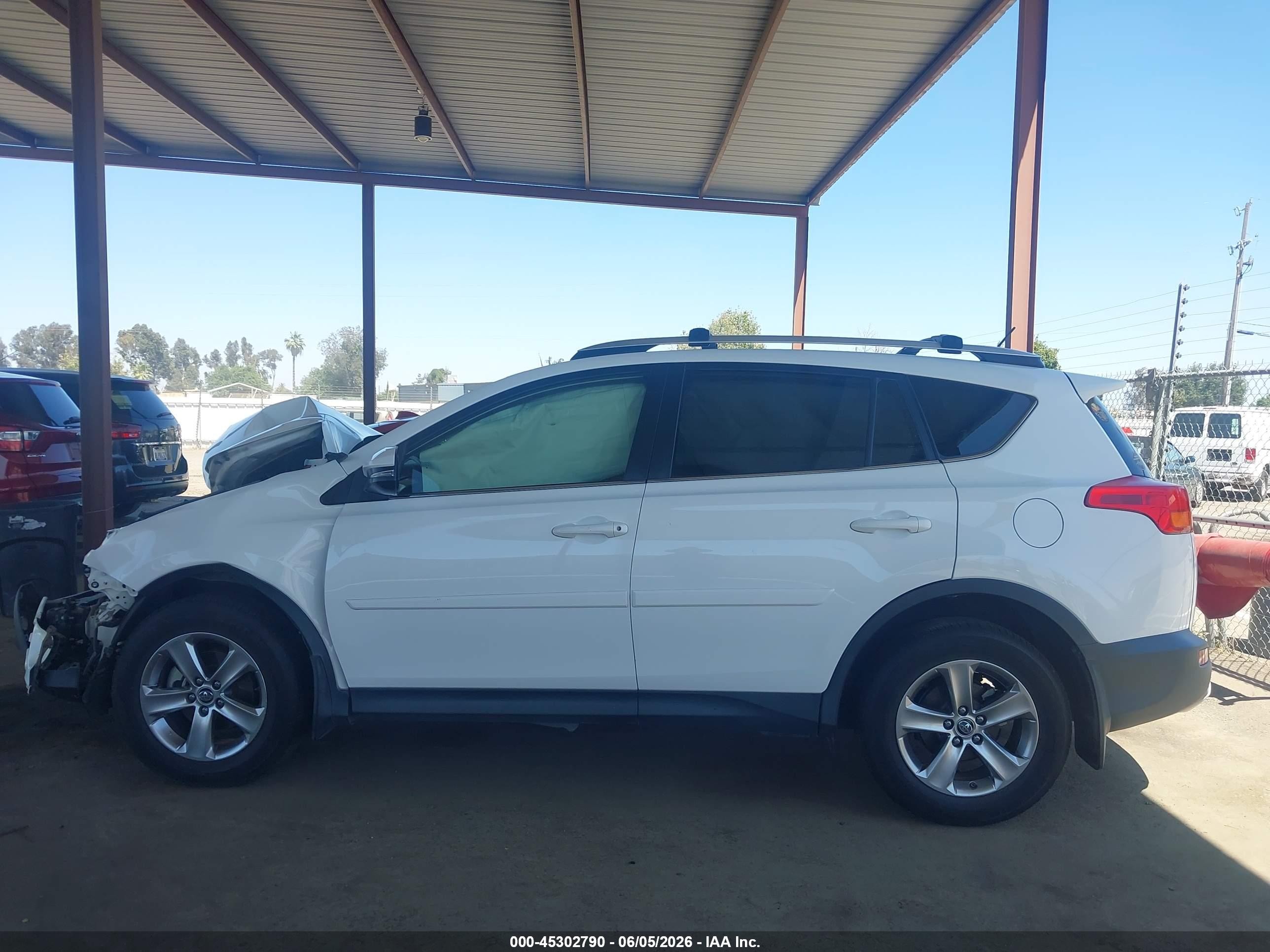 2015 Toyota Rav4 Xle White vin: JTMRFREVXFD131548