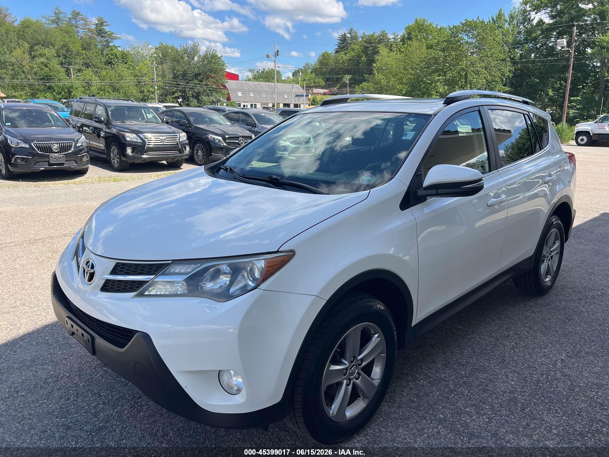 2015 Toyota Rav4 Xle White vin: JTMRFREVXFD138077