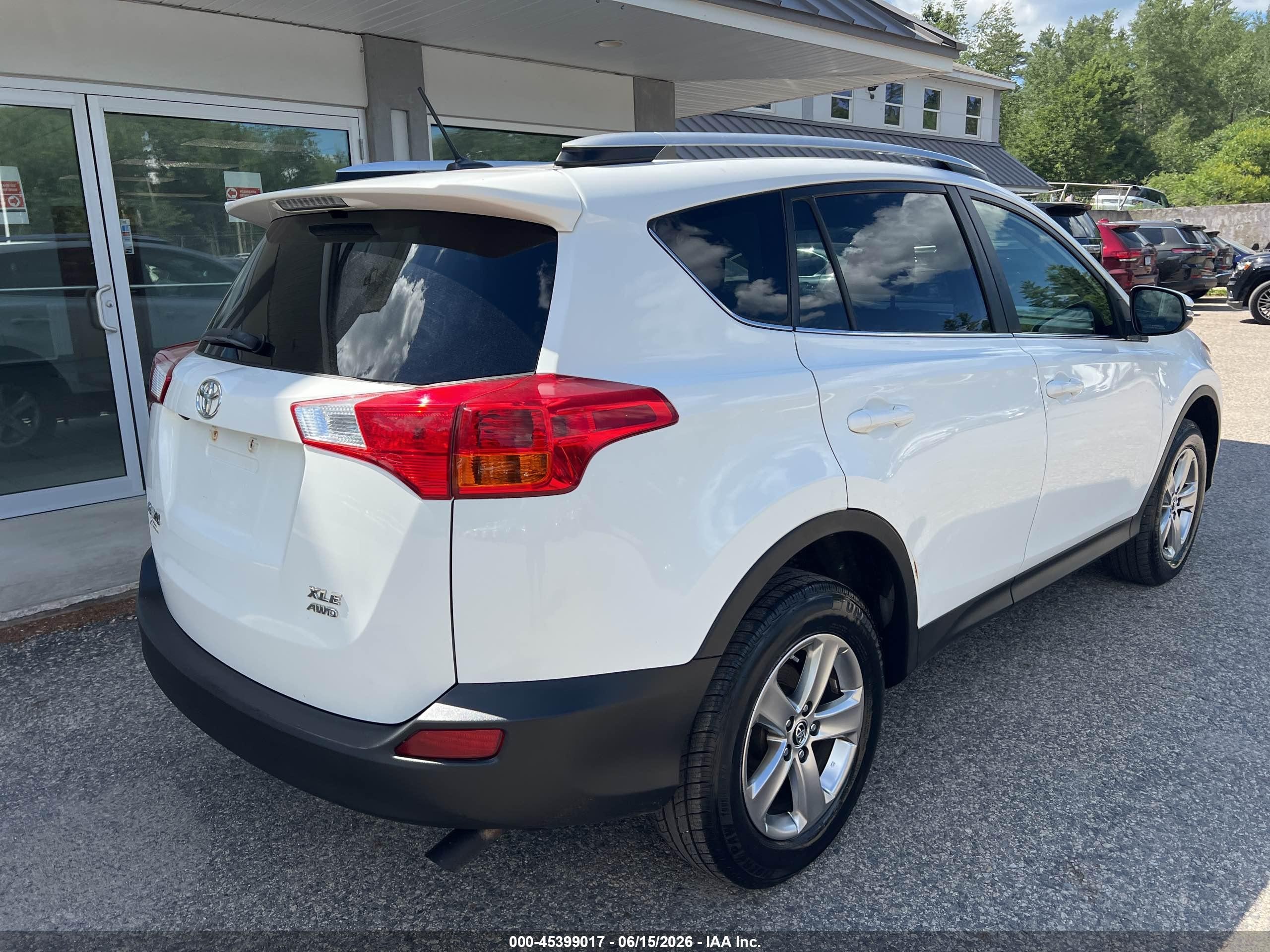 2015 Toyota Rav4 Xle White vin: JTMRFREVXFD138077