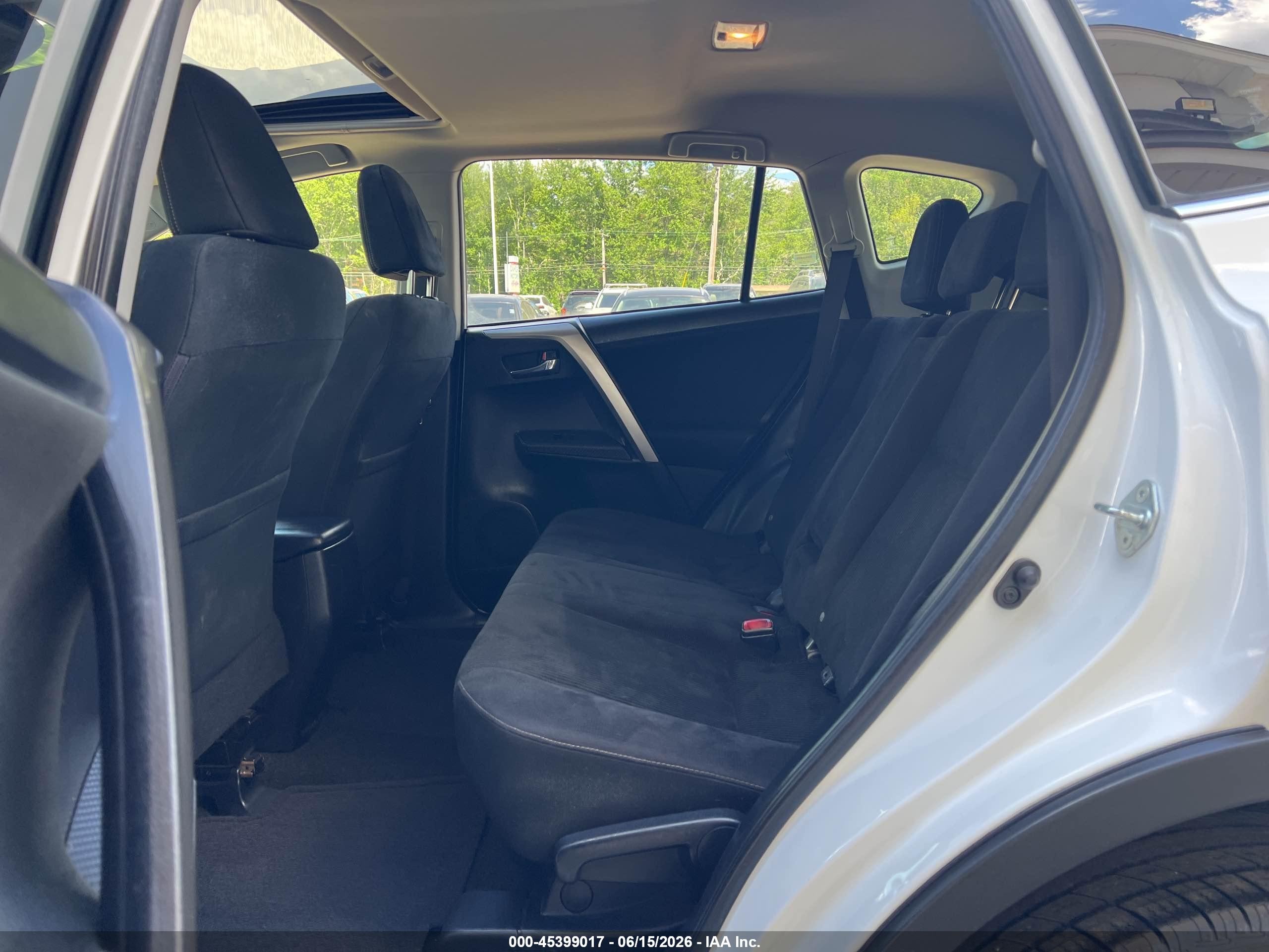 2015 Toyota Rav4 Xle White vin: JTMRFREVXFD138077