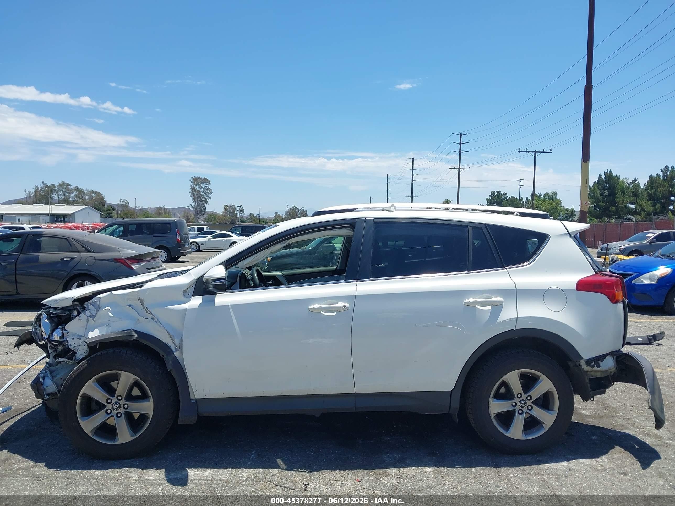 2015 Toyota Rav4 Xle White vin: JTMRFREVXFD155297