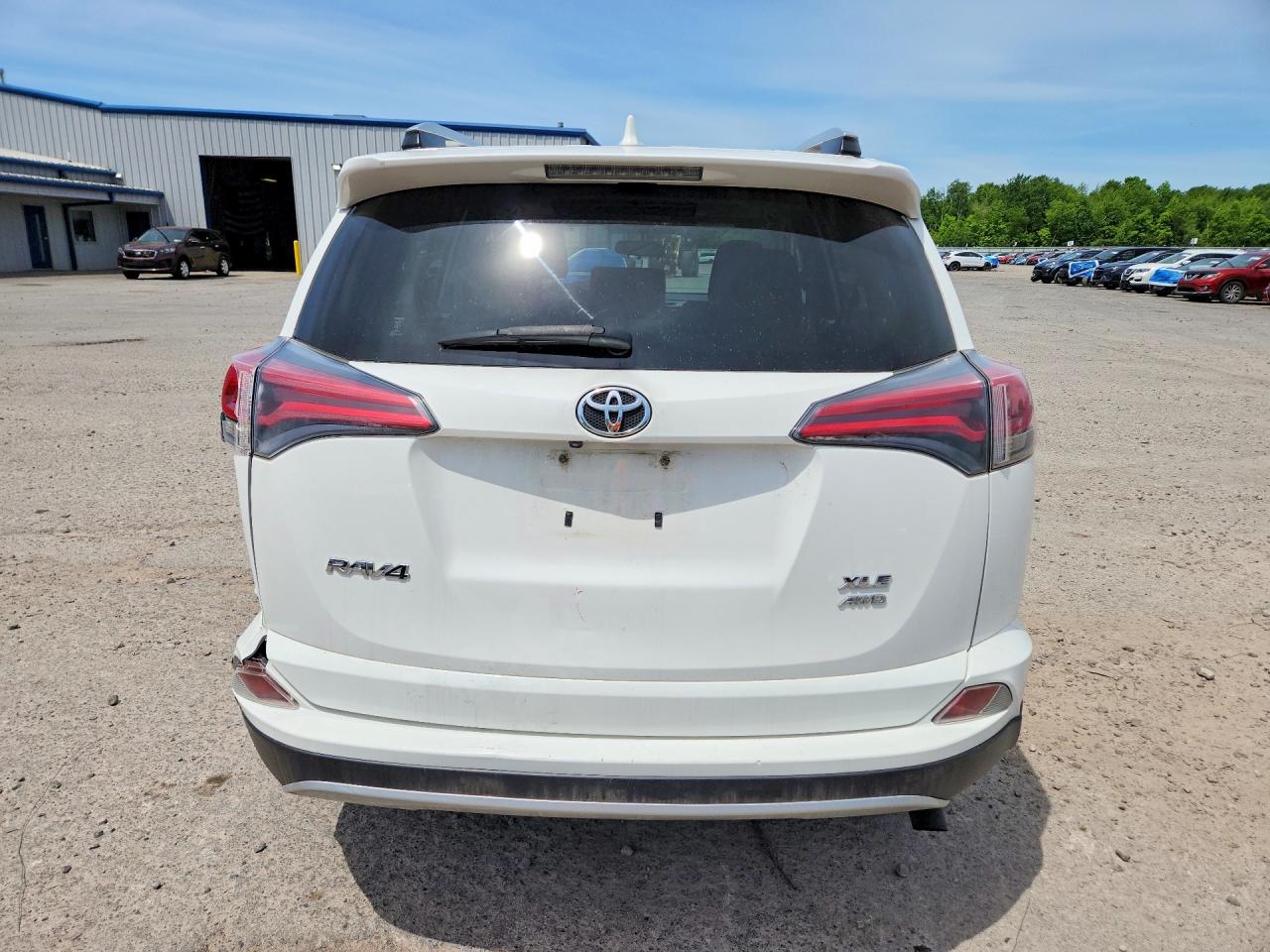 2016 Toyota Rav4 Xle Белый vin: JTMRFREVXGJ103736