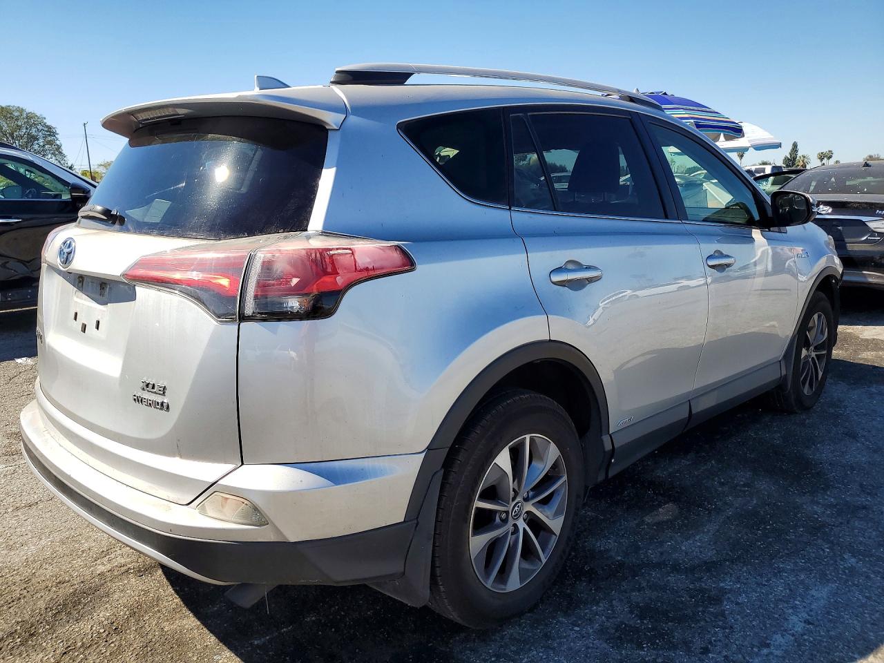 2016 Toyota Rav4 Hybrid Xle Silver vin: JTMRJREV7GD005633