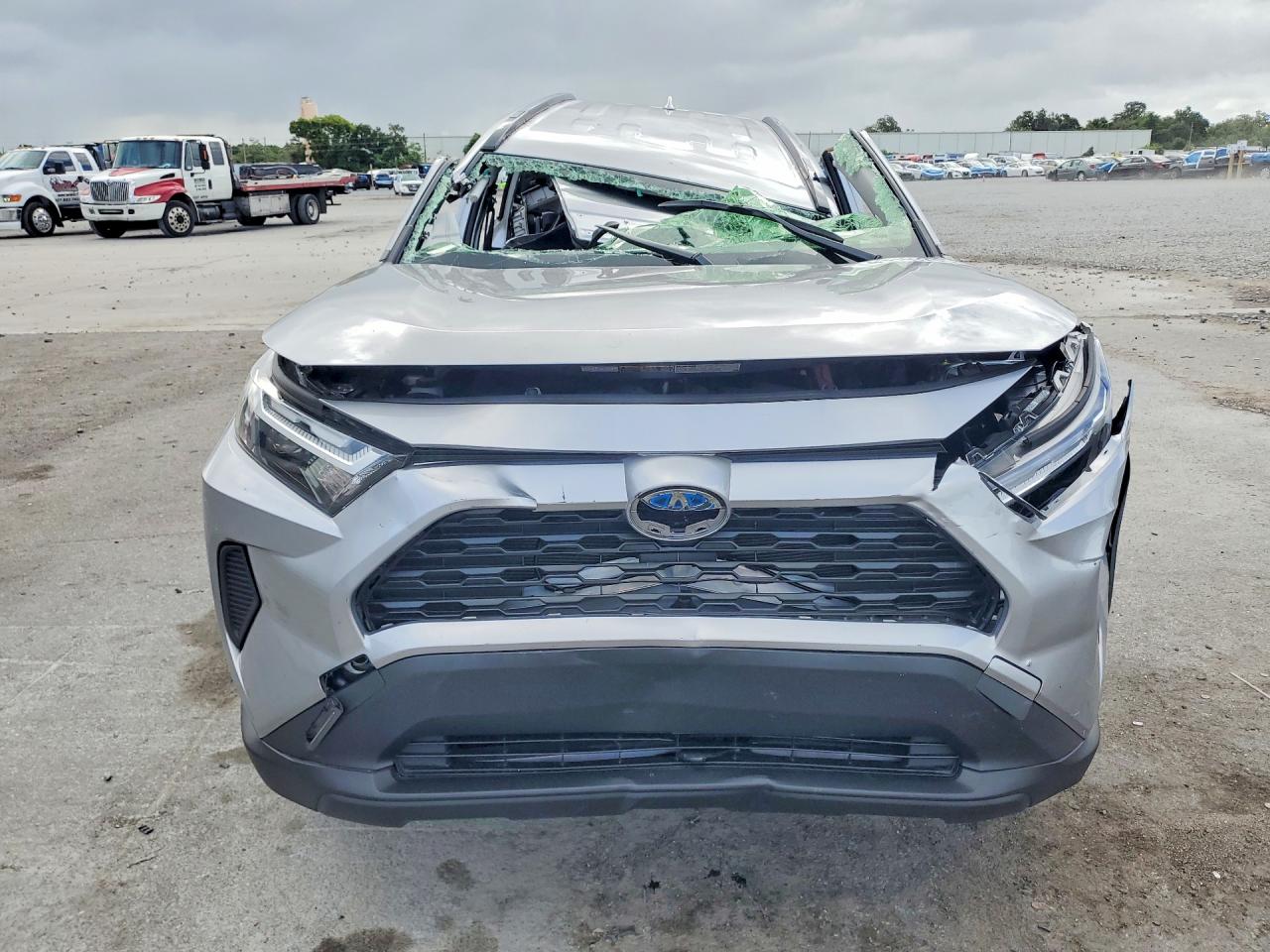 2024 Toyota Rav4 Hybrid Xle Серебряный vin: JTMRWRFV1RJ059272