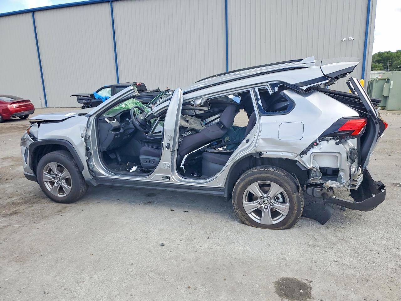 2024 Toyota Rav4 Hybrid Xle Серебряный vin: JTMRWRFV1RJ059272