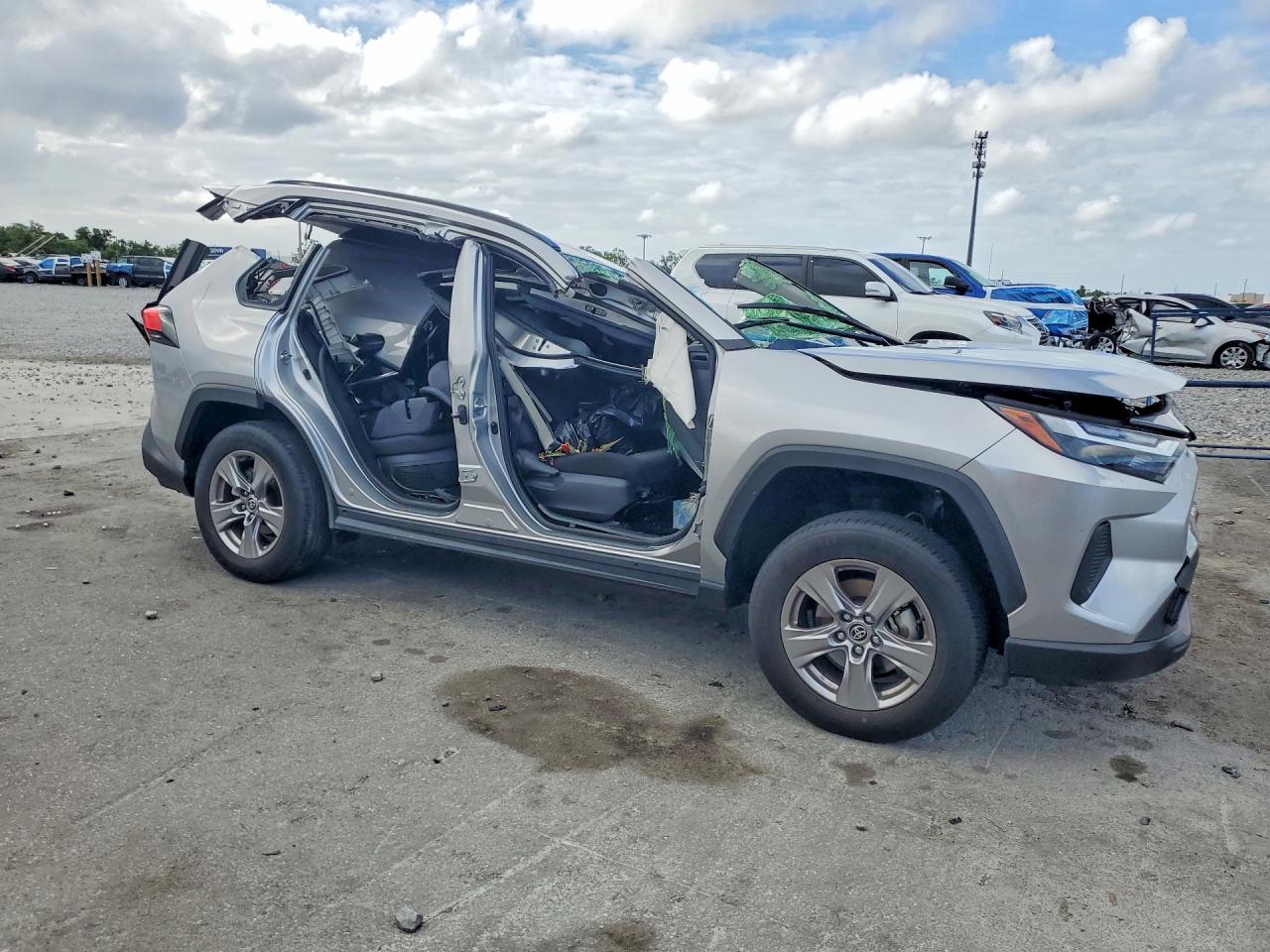 2024 Toyota Rav4 Hybrid Xle Серебряный vin: JTMRWRFV1RJ059272
