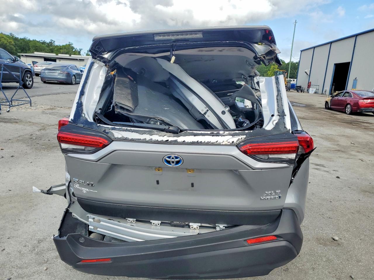 2024 Toyota Rav4 Hybrid Xle Серебряный vin: JTMRWRFV1RJ059272