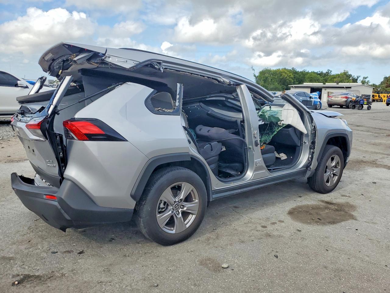 2024 Toyota Rav4 Hybrid Xle Серебряный vin: JTMRWRFV1RJ059272