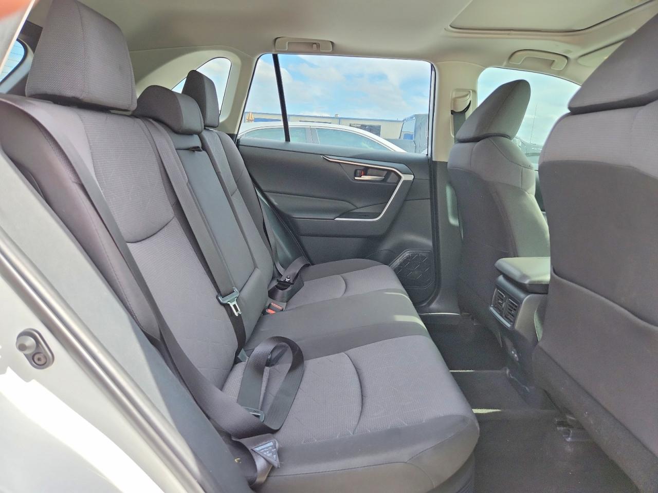 2025 Toyota Rav4 Hybrid Xle Белый vin: JTMRWRFV4SD277632