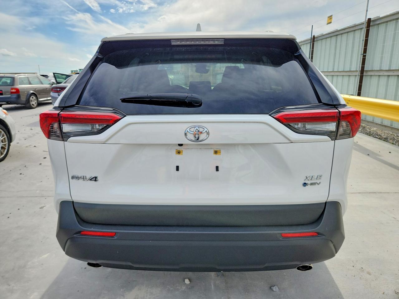 2025 Toyota Rav4 Hybrid Xle Белый vin: JTMRWRFV4SD277632