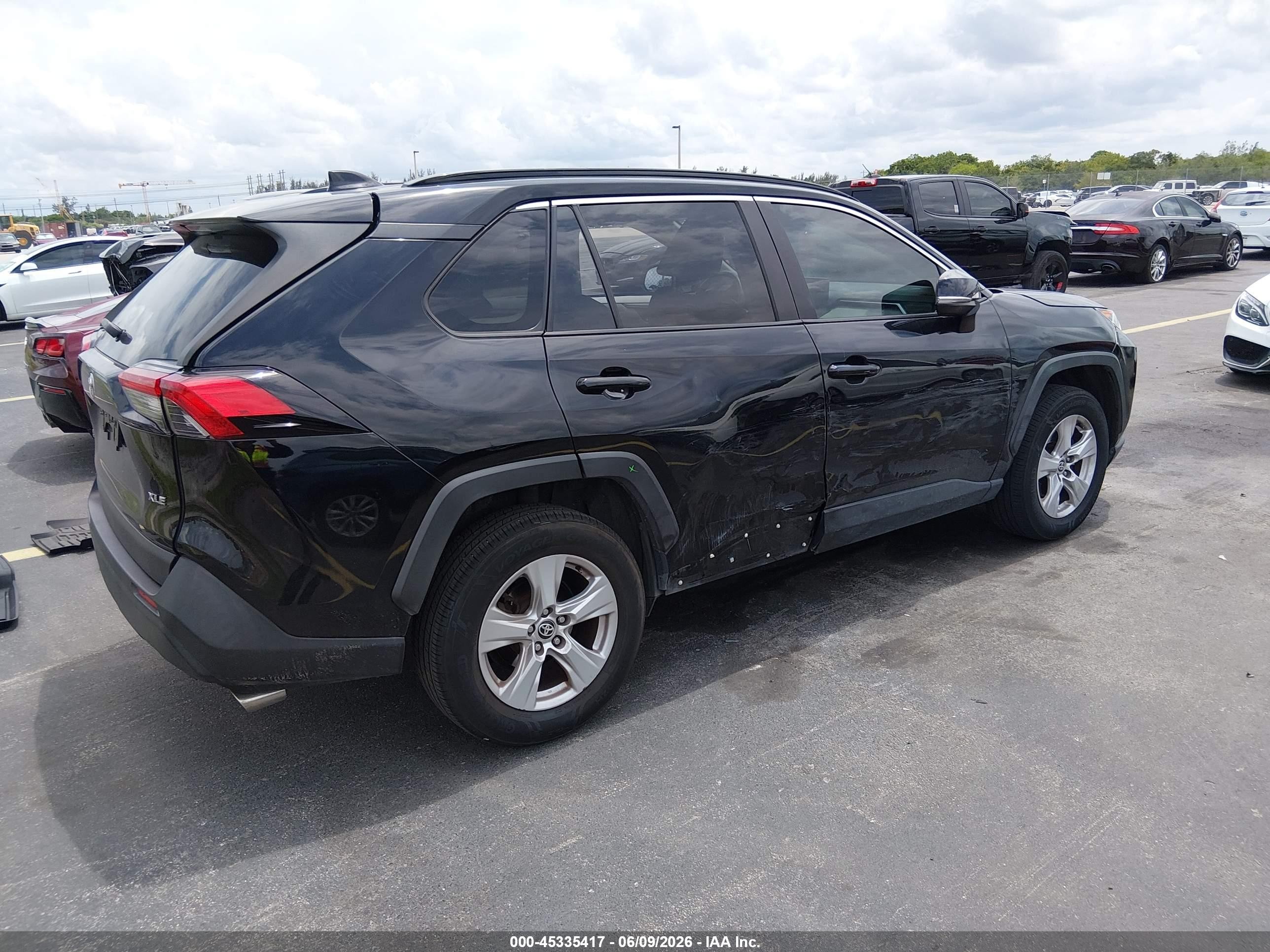 2021 Toyota Rav4 Xle Black vin: JTMW1RFV9MD066768