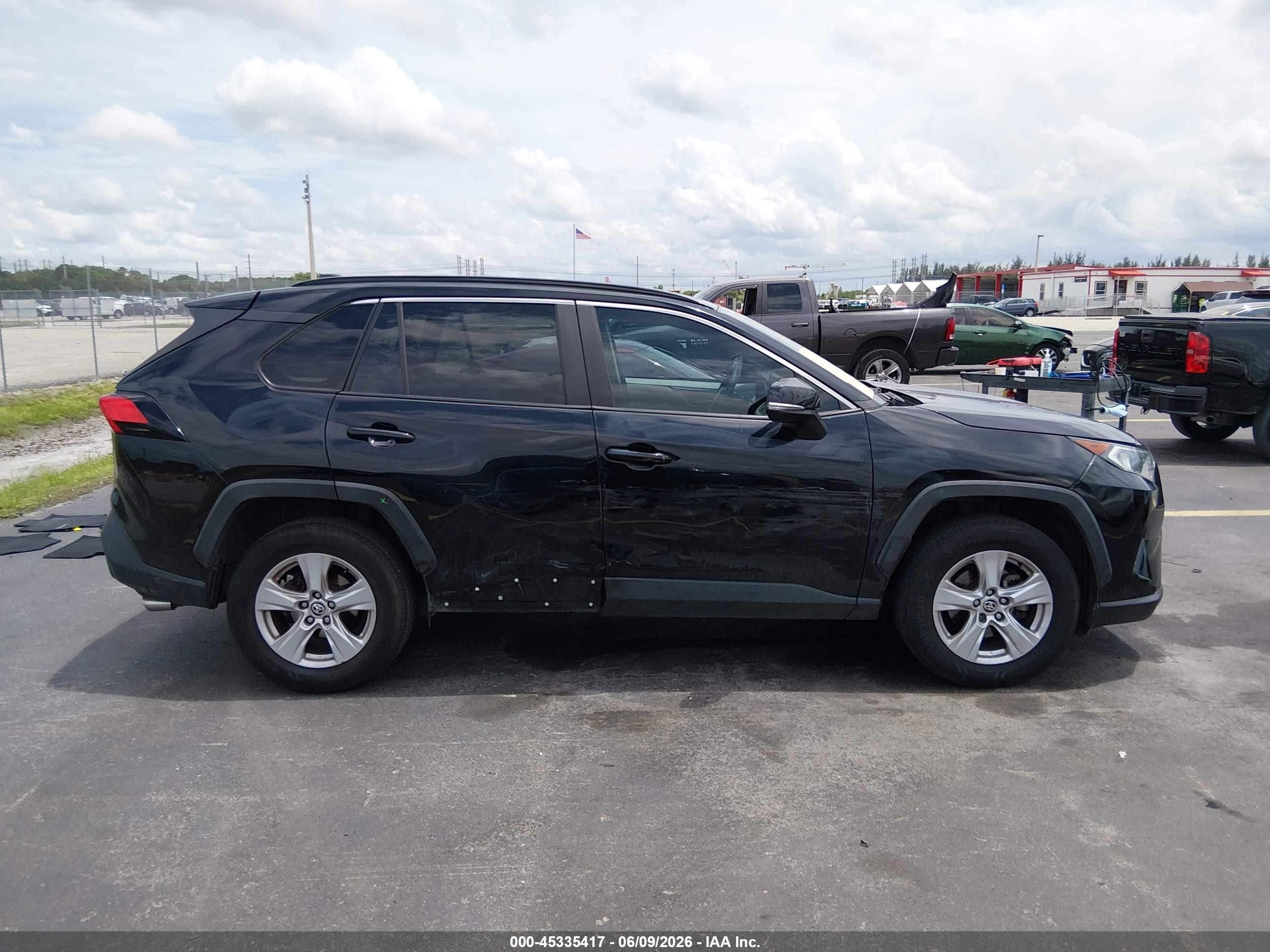 2021 Toyota Rav4 Xle Black vin: JTMW1RFV9MD066768