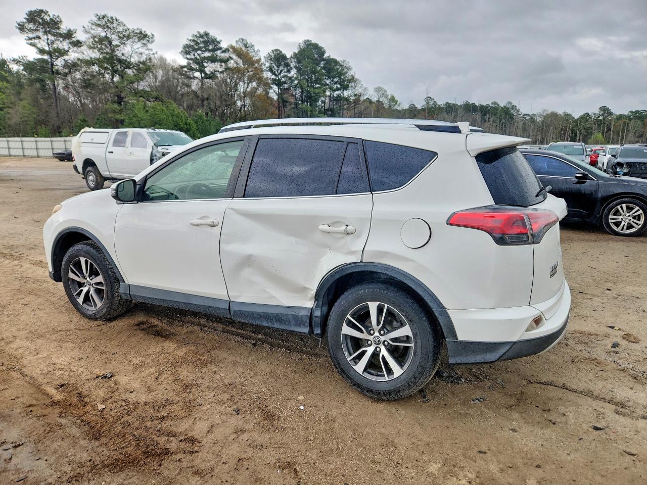 2016 Toyota Rav4 Xle Белый vin: JTMWFREV0GJ081538