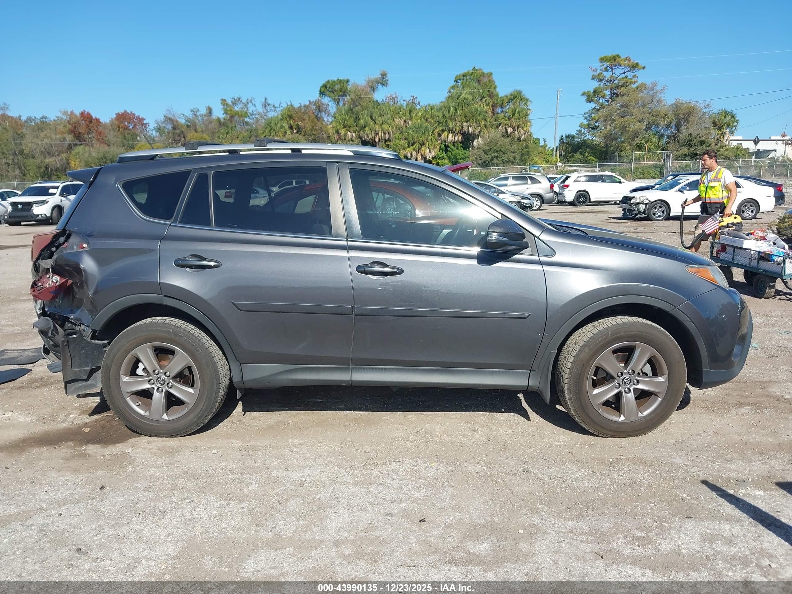 2015 Toyota Rav4 Xle Gray vin: JTMWFREV1FJ047669