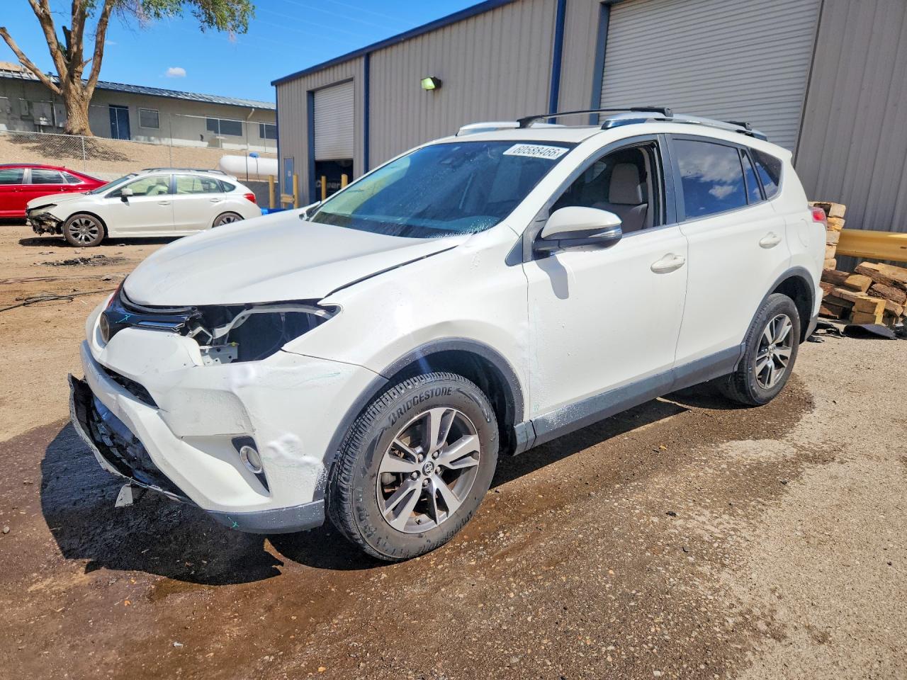 2017 Toyota Rav4 Xle Белый vin: JTMWFREV1HJ105881