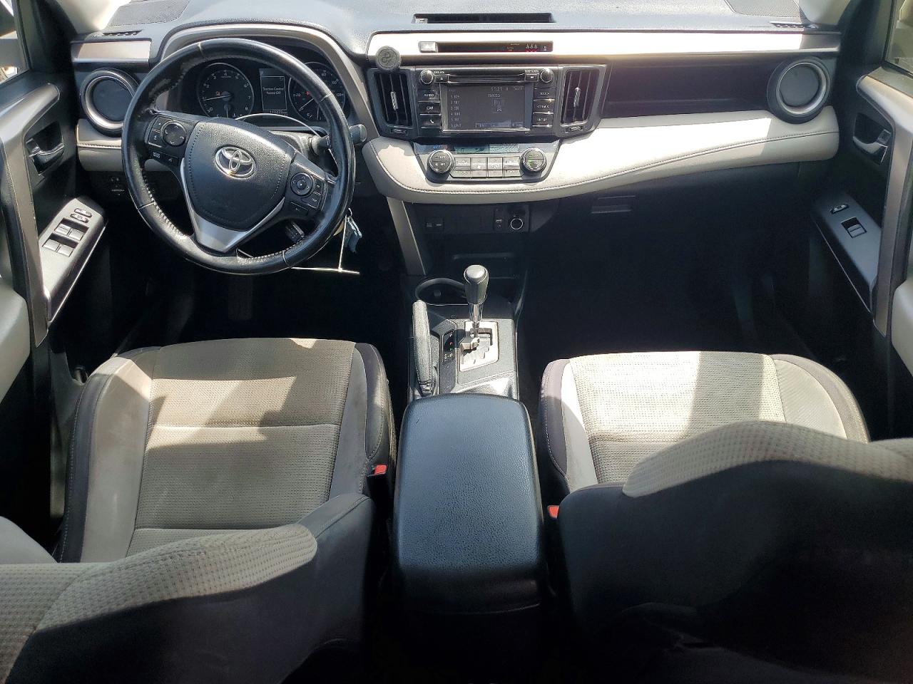2018 Toyota Rav4 Xle White vin: JTMWFREV1JJ730819