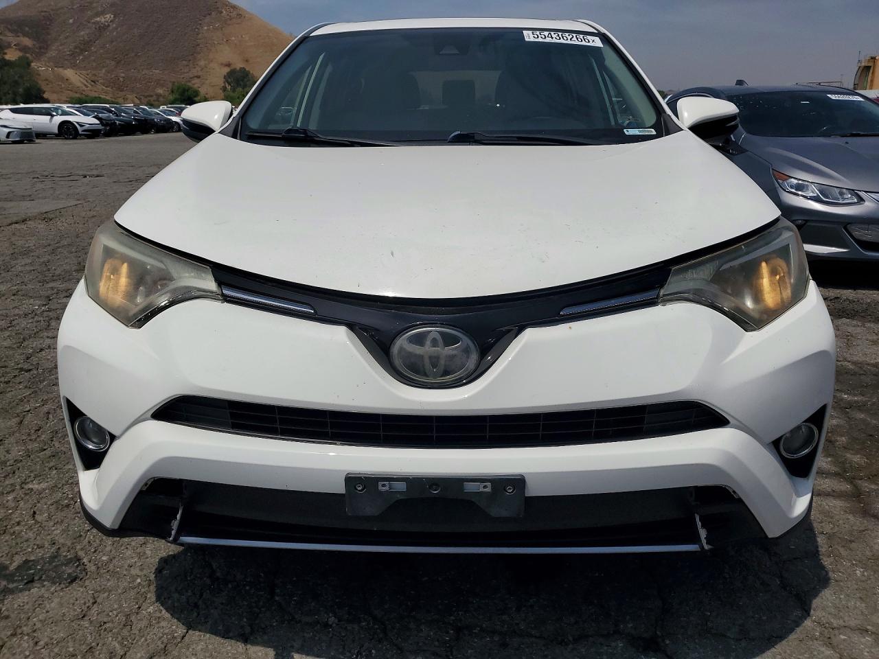 2018 Toyota Rav4 Xle White vin: JTMWFREV1JJ730819