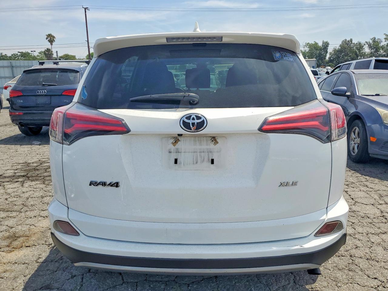 2018 Toyota Rav4 Xle White vin: JTMWFREV1JJ730819
