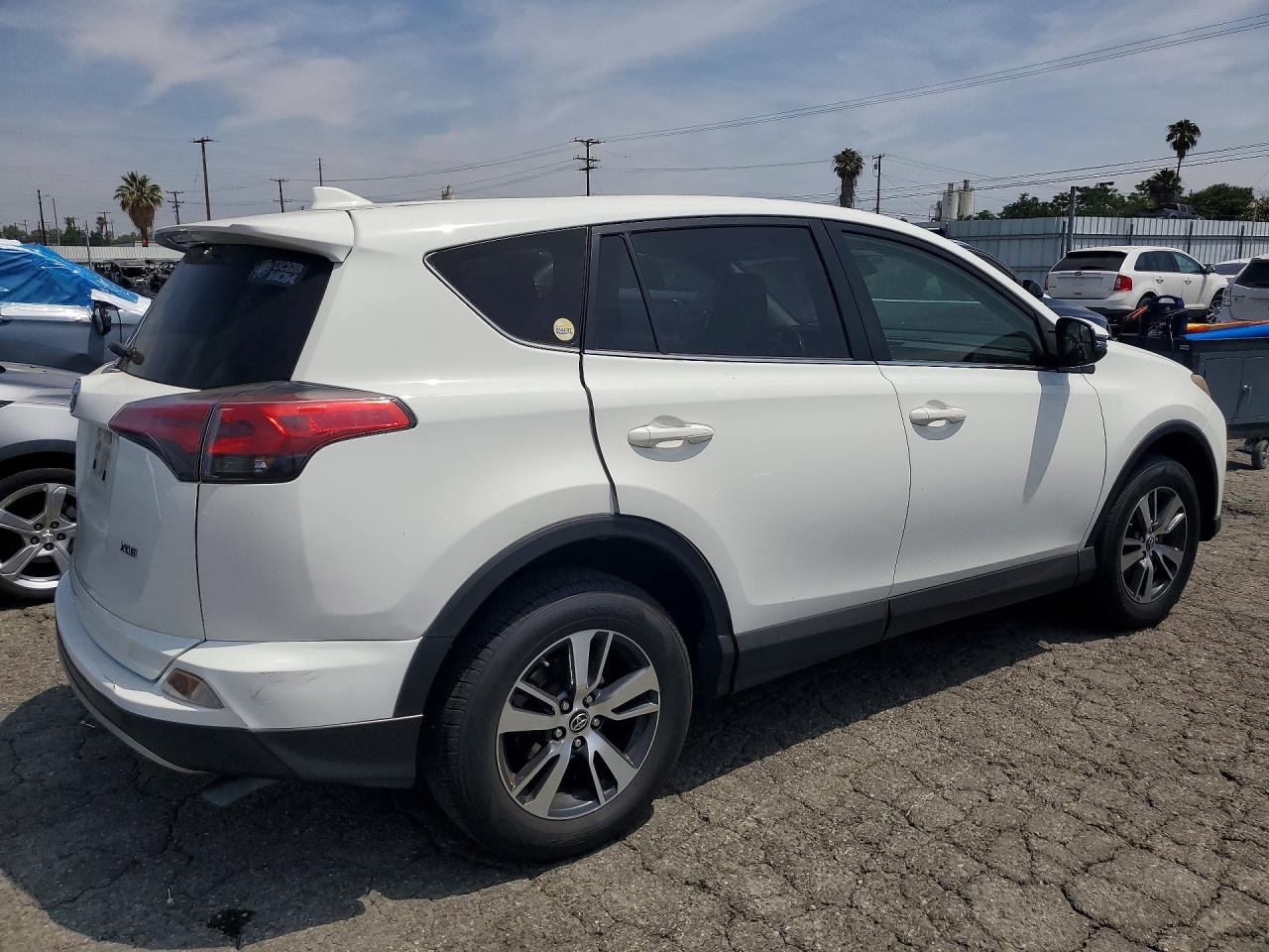 2018 Toyota Rav4 Xle White vin: JTMWFREV1JJ730819