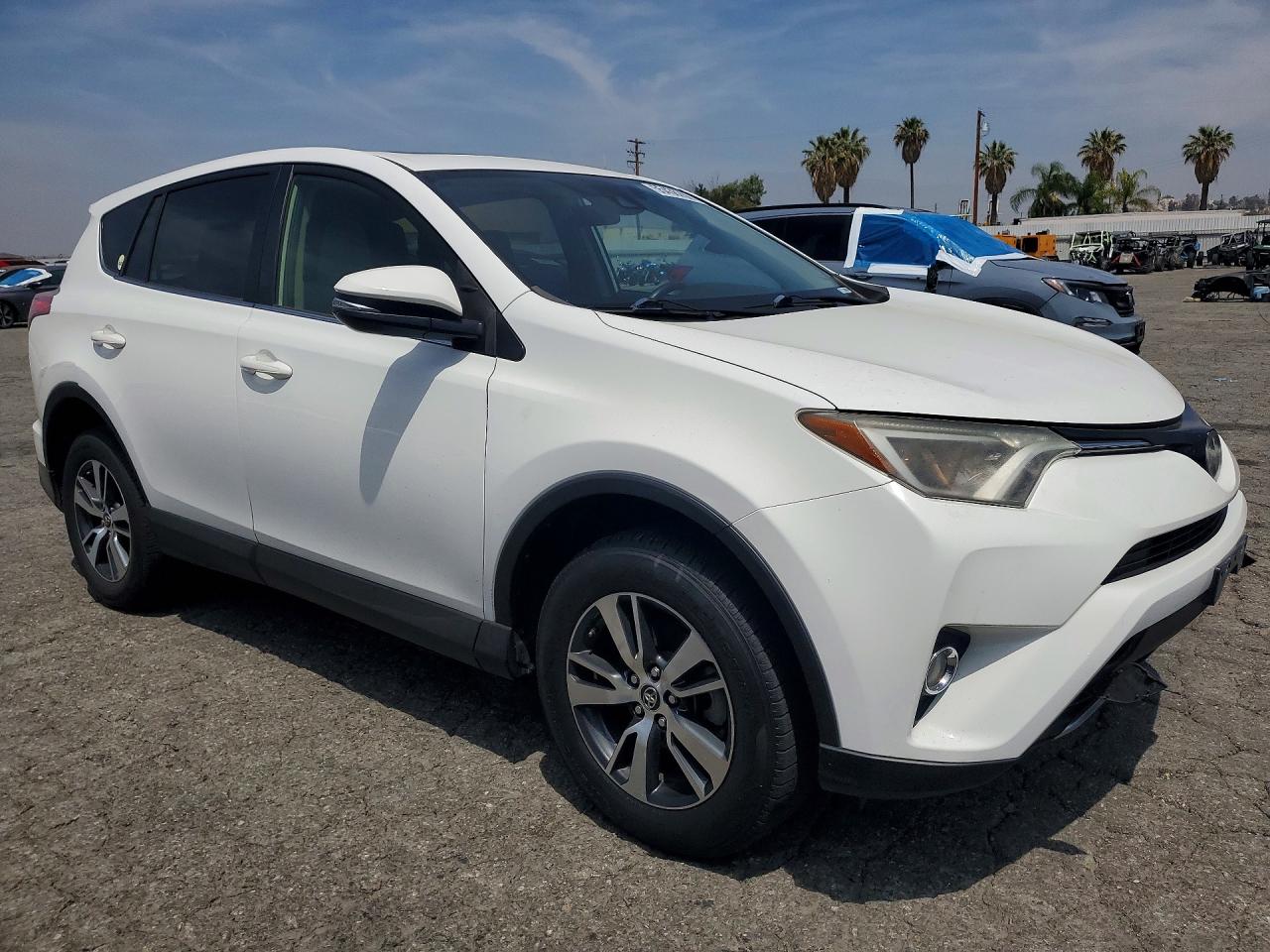 2018 Toyota Rav4 Xle White vin: JTMWFREV1JJ730819