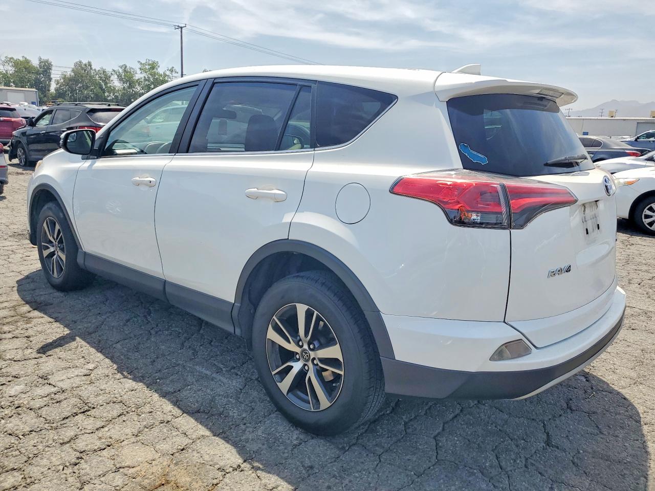 2018 Toyota Rav4 Xle White vin: JTMWFREV1JJ730819