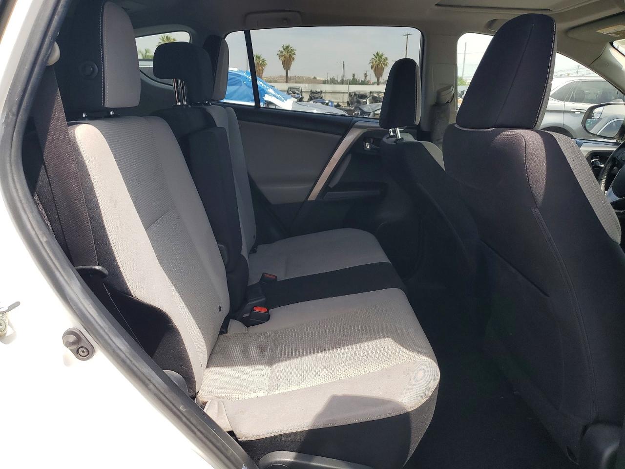 2018 Toyota Rav4 Xle White vin: JTMWFREV1JJ730819