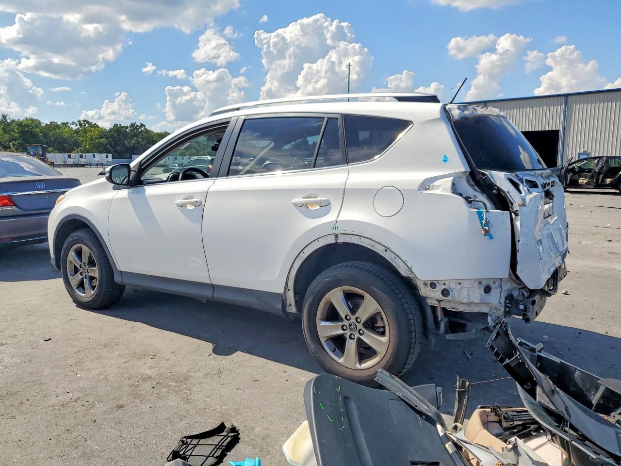 2015 Toyota Rav4 Xle White vin: JTMWFREV2FD049395