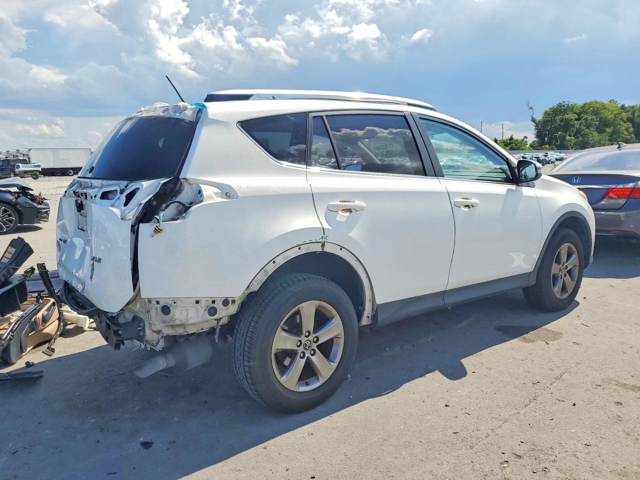 2015 Toyota Rav4 Xle White vin: JTMWFREV2FD049395