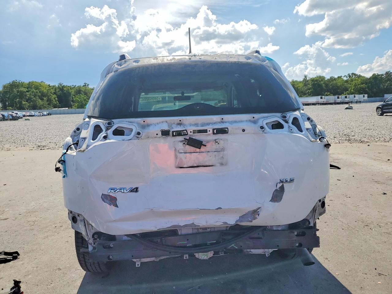 2015 Toyota Rav4 Xle White vin: JTMWFREV2FD049395