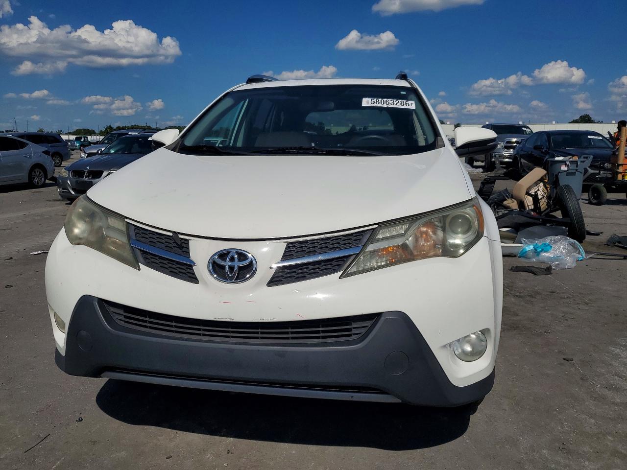 2015 Toyota Rav4 Xle White vin: JTMWFREV2FD049395