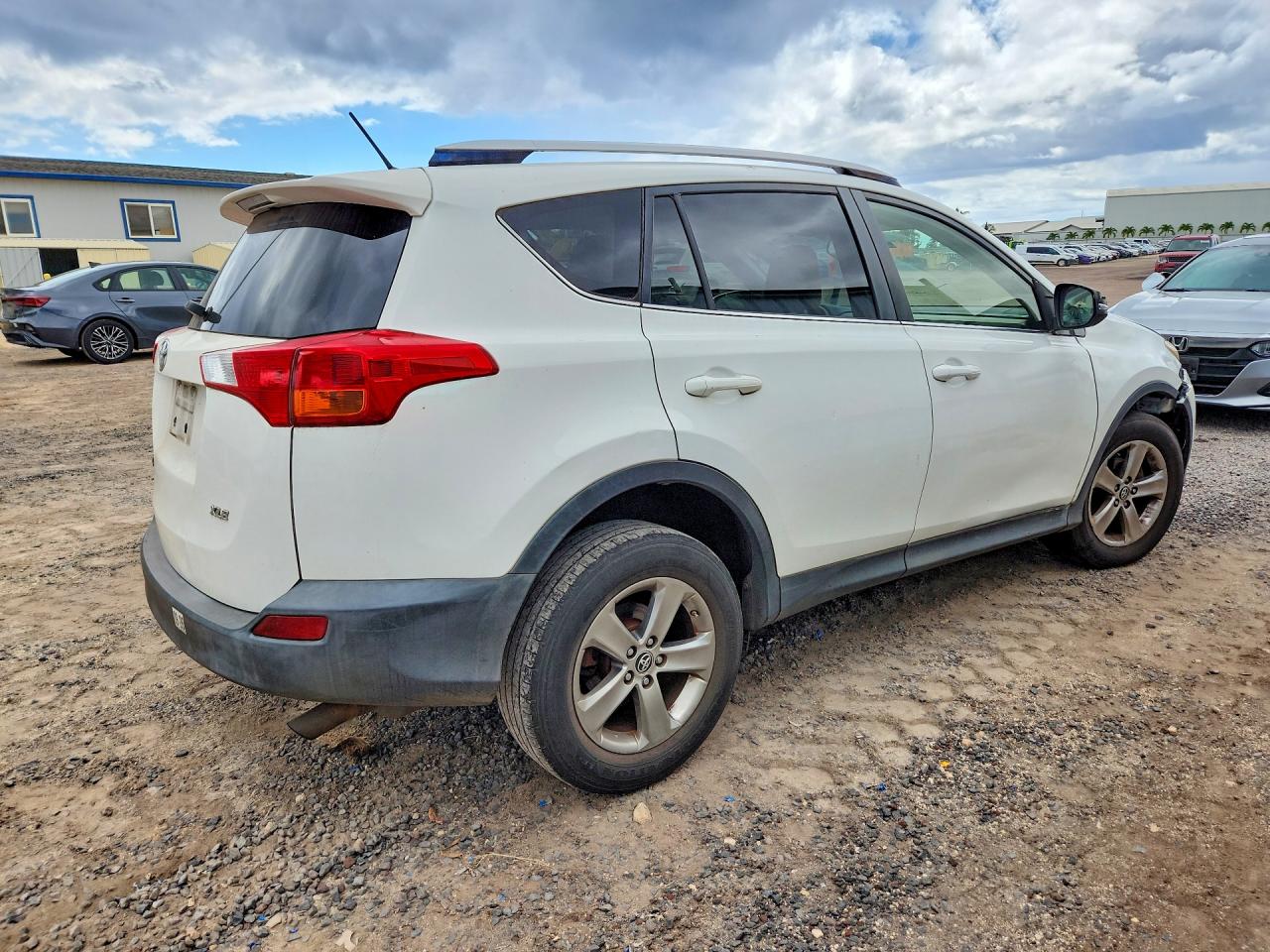 2015 Toyota Rav4 Xle White vin: JTMWFREV2FJ050306