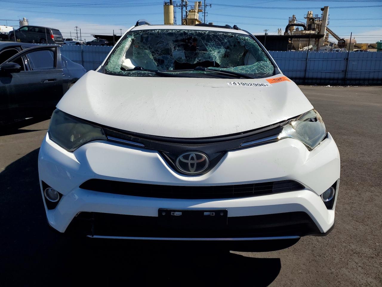 2017 Toyota Rav4 Xle White vin: JTMWFREV2HD094856