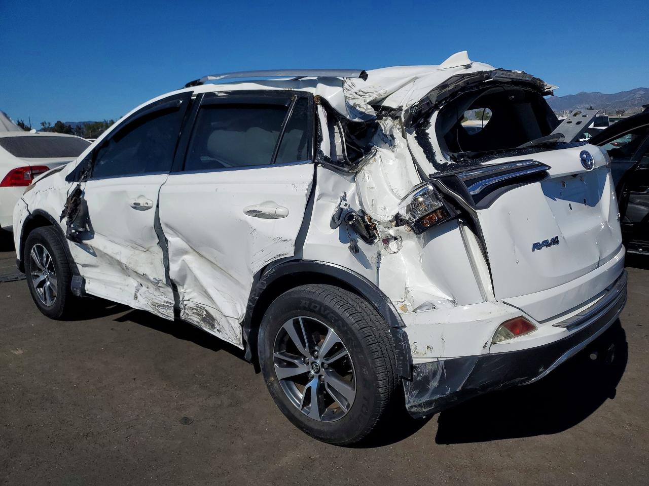 2017 Toyota Rav4 Xle White vin: JTMWFREV2HD094856