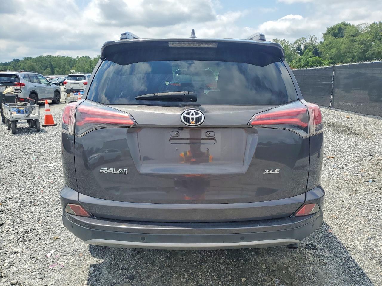 2018 Toyota Rav4 Xle Gray vin: JTMWFREV2JJ156165