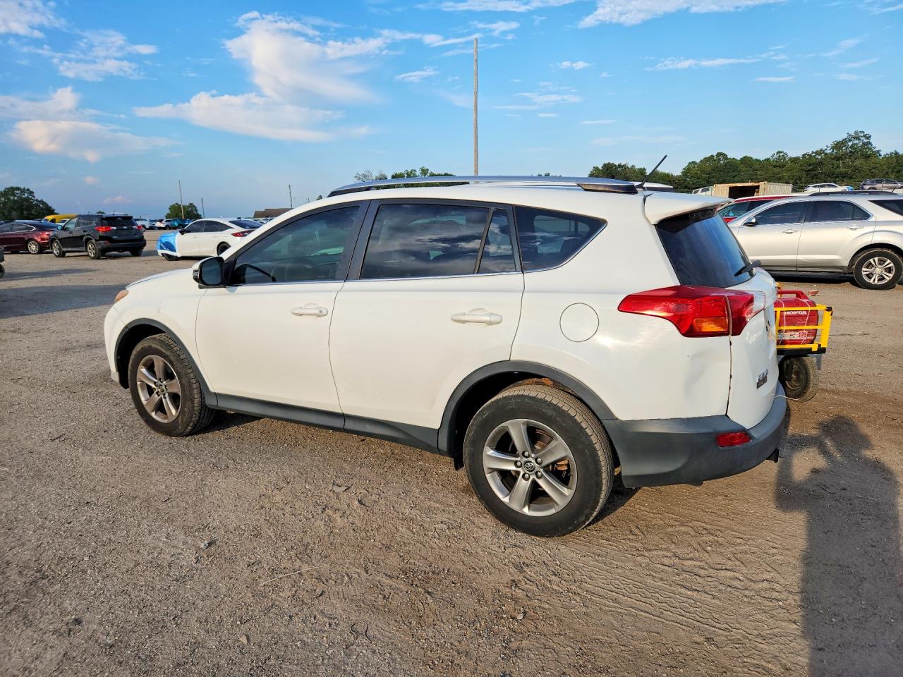 2015 Toyota Rav4 Xle White vin: JTMWFREV3FD049924