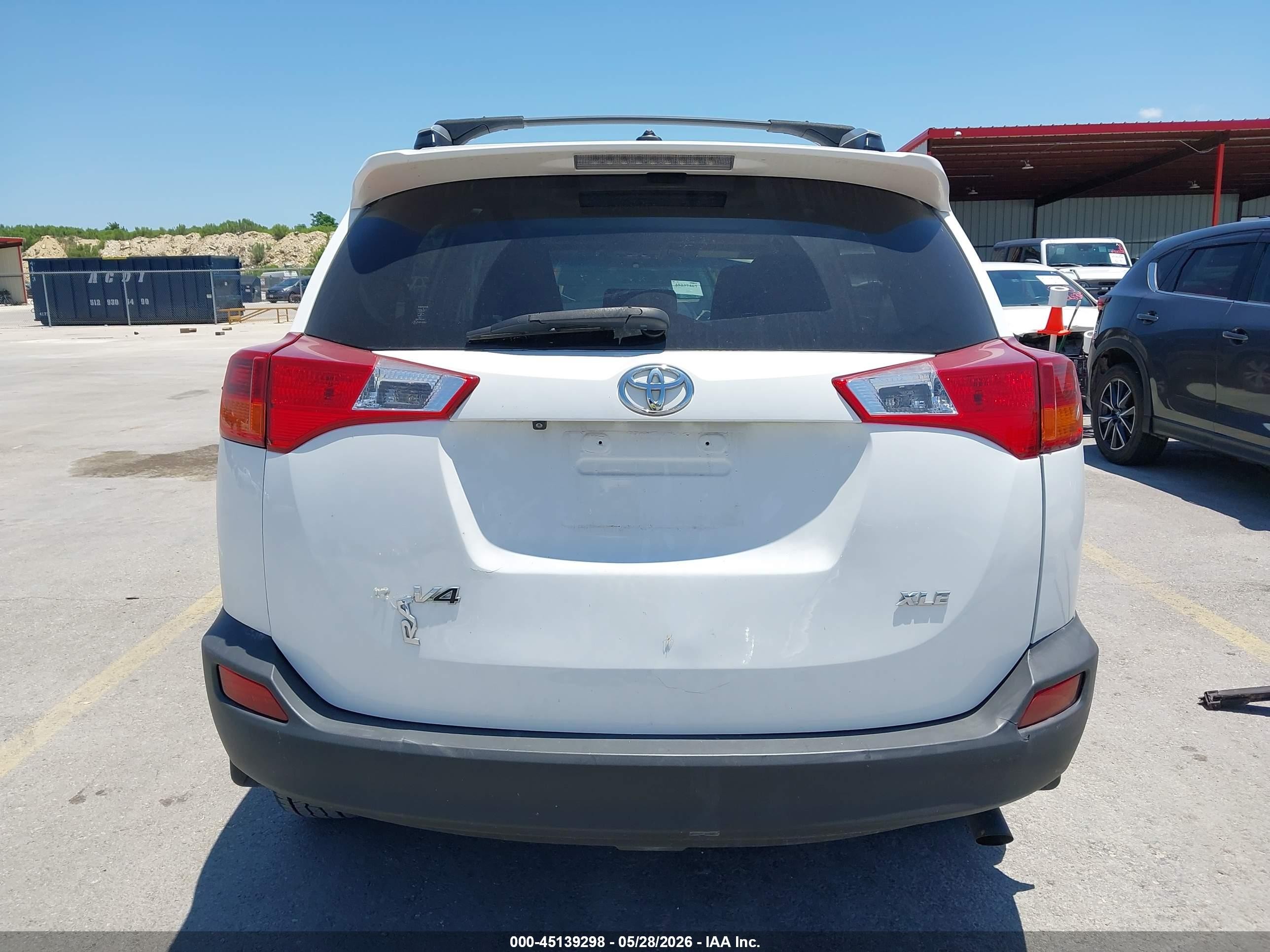 2015 Toyota Rav4 Xle White vin: JTMWFREV3FJ039847