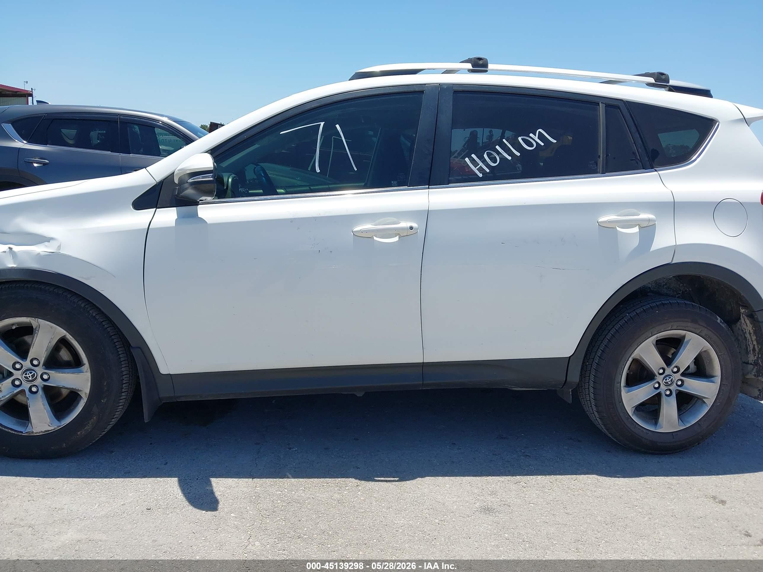 2015 Toyota Rav4 Xle White vin: JTMWFREV3FJ039847