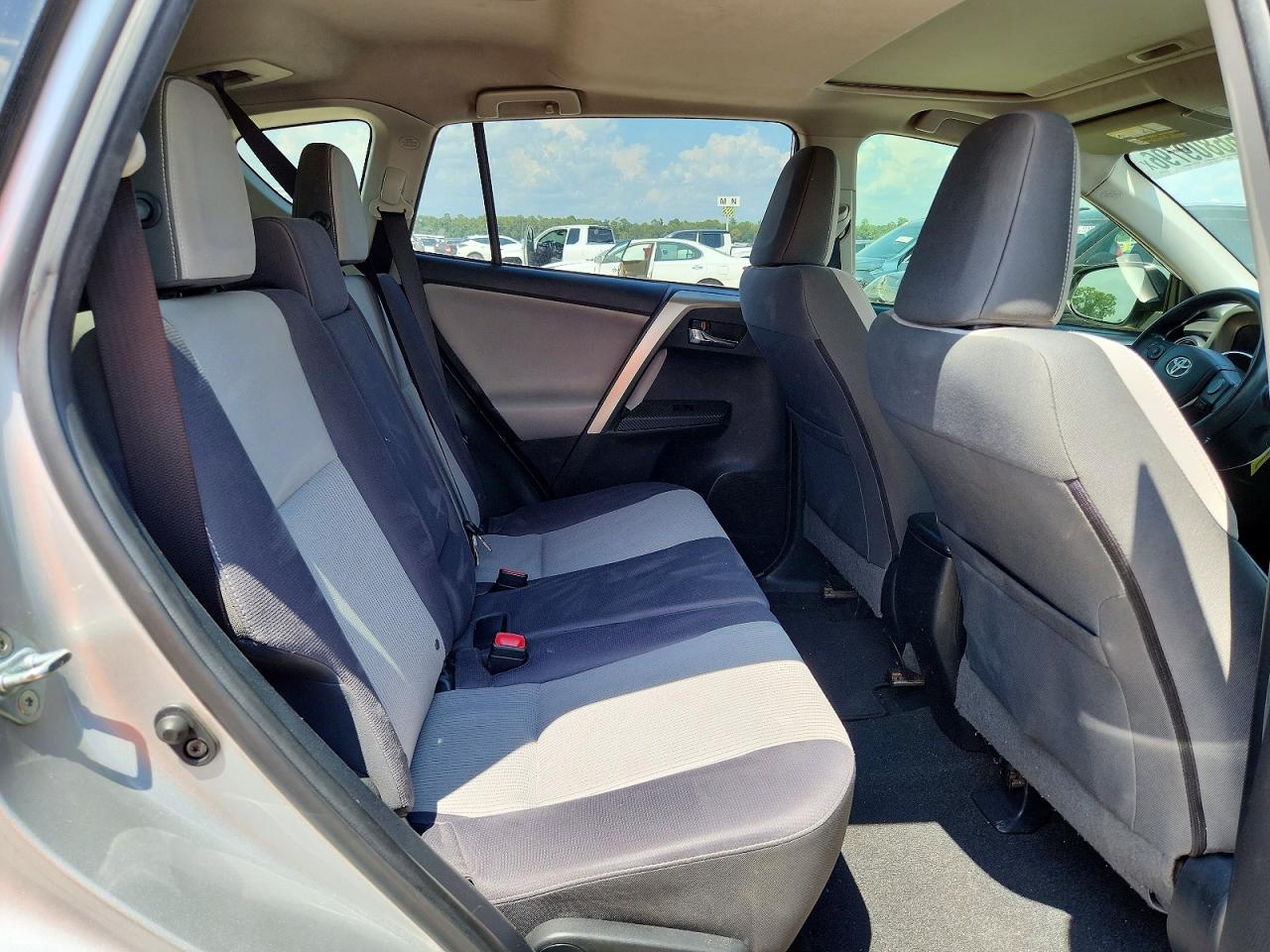 2015 Toyota Rav4 Xle Silver vin: JTMWFREV3FJ046300