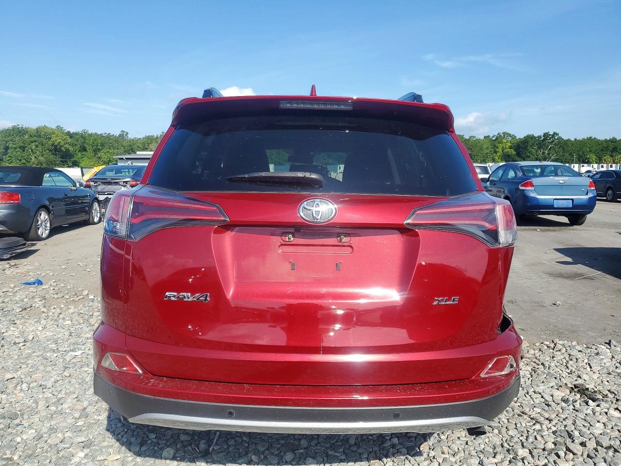 2018 Toyota Rav4 Xle Red vin: JTMWFREV3JD111881