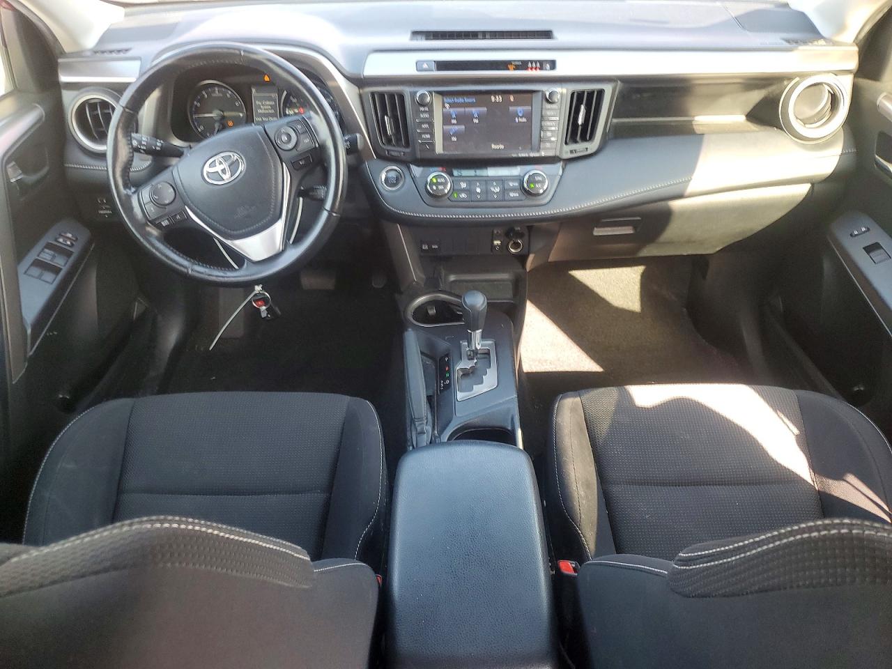 2018 Toyota Rav4 Xle Red vin: JTMWFREV3JD111881
