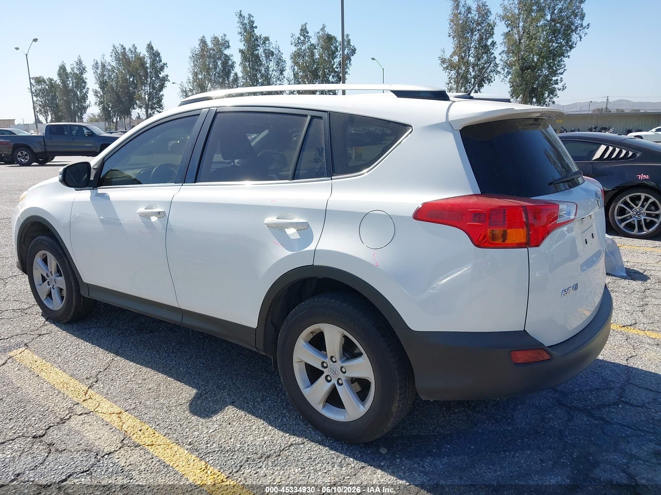 2014 Toyota Rav4 Xle White vin: JTMWFREV4EJ013126