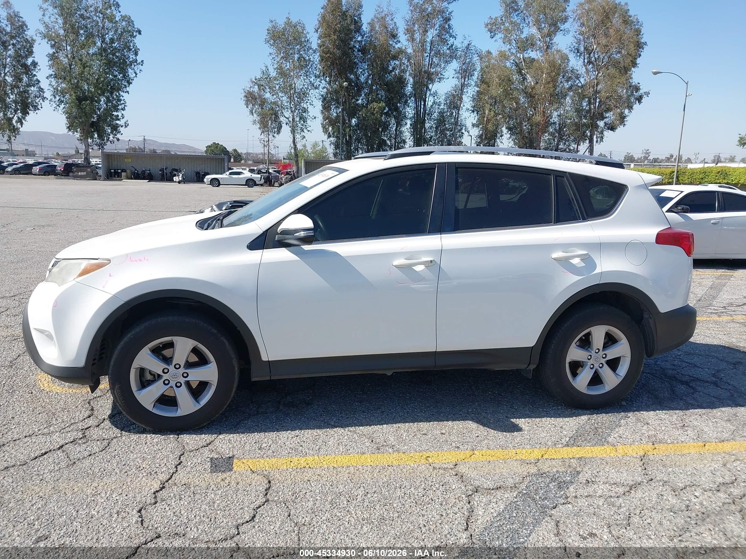 2014 Toyota Rav4 Xle White vin: JTMWFREV4EJ013126