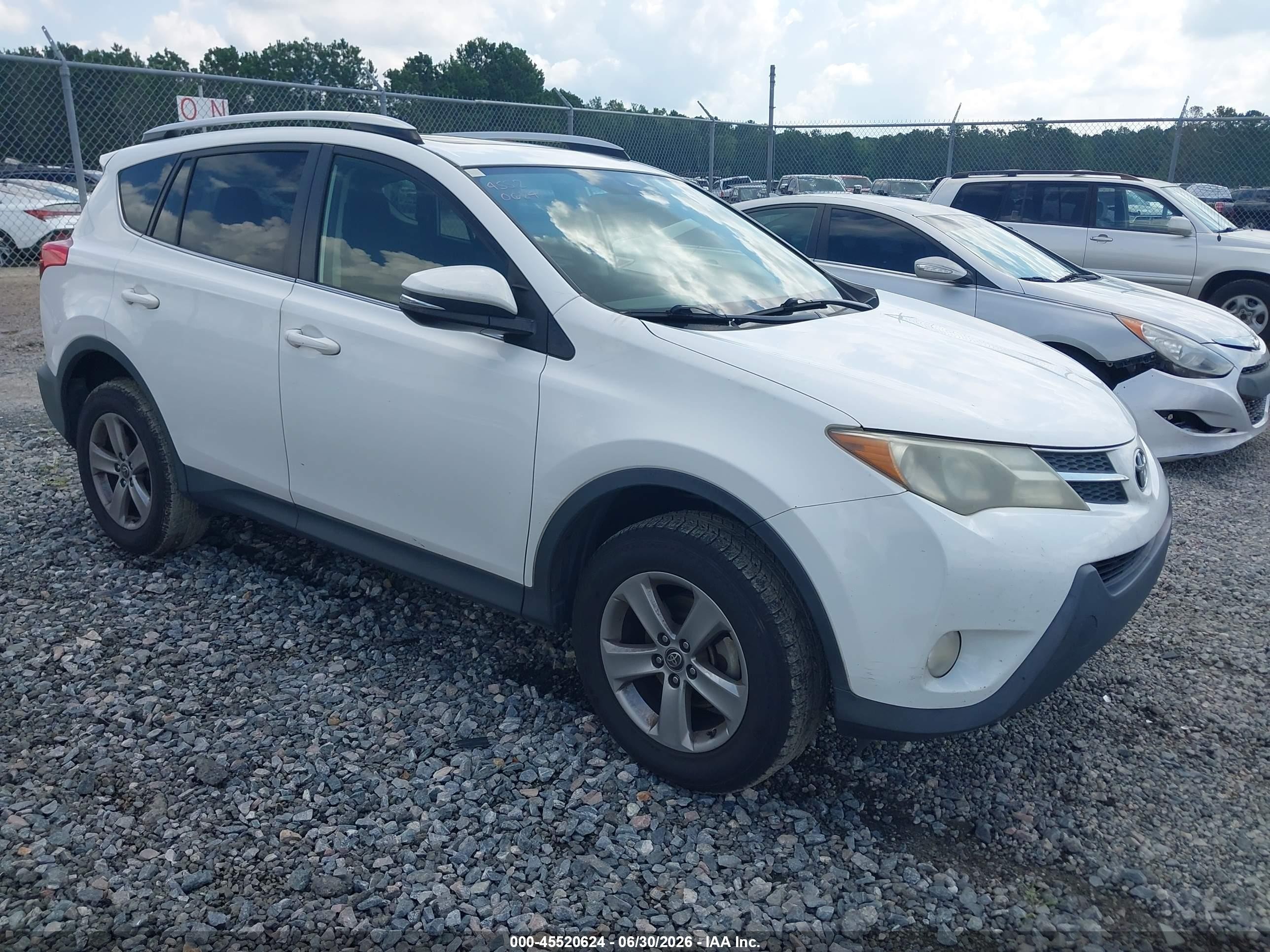 2015 Toyota Rav4 Xle White vin: JTMWFREV4FD066537