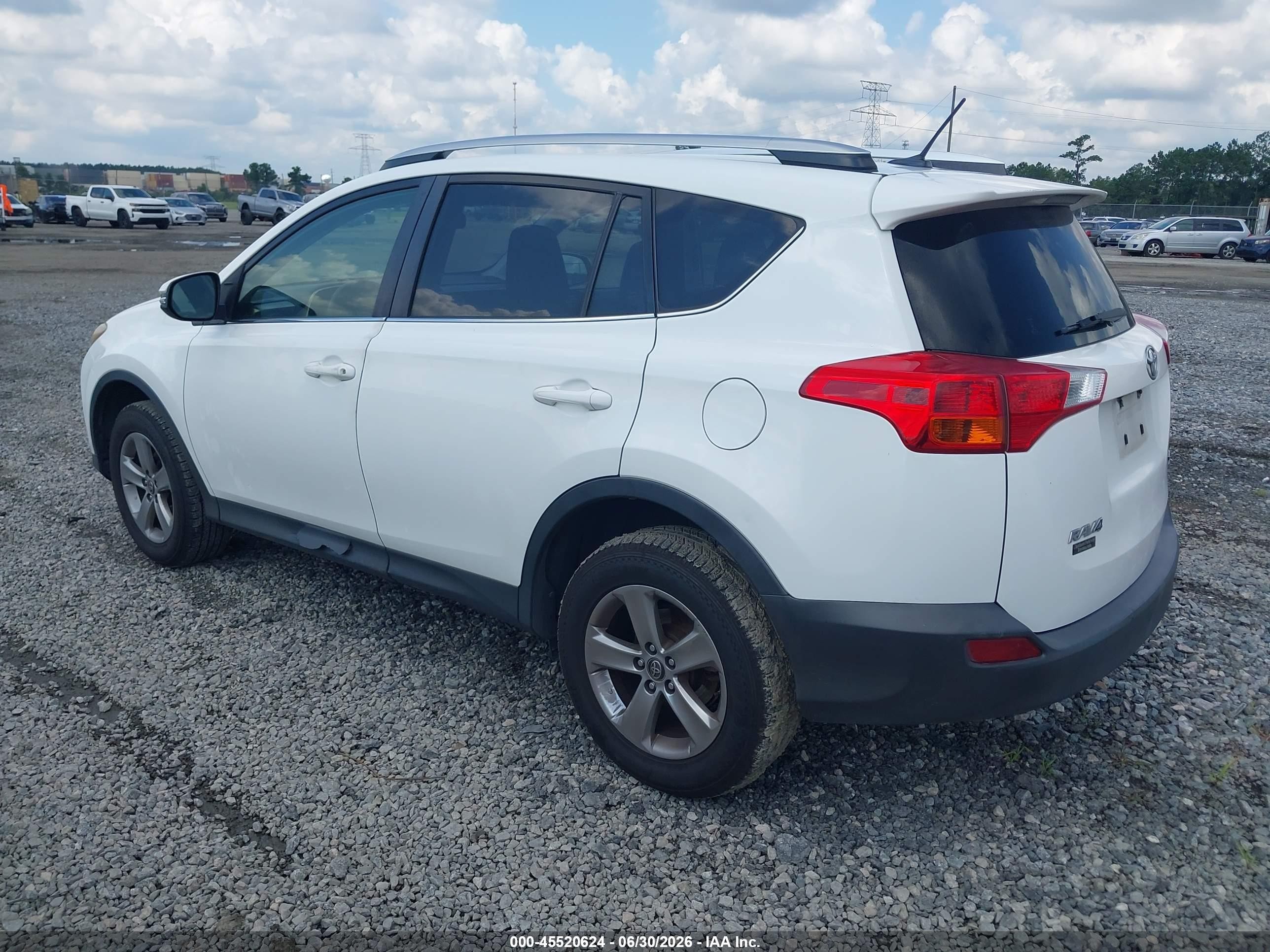 2015 Toyota Rav4 Xle White vin: JTMWFREV4FD066537