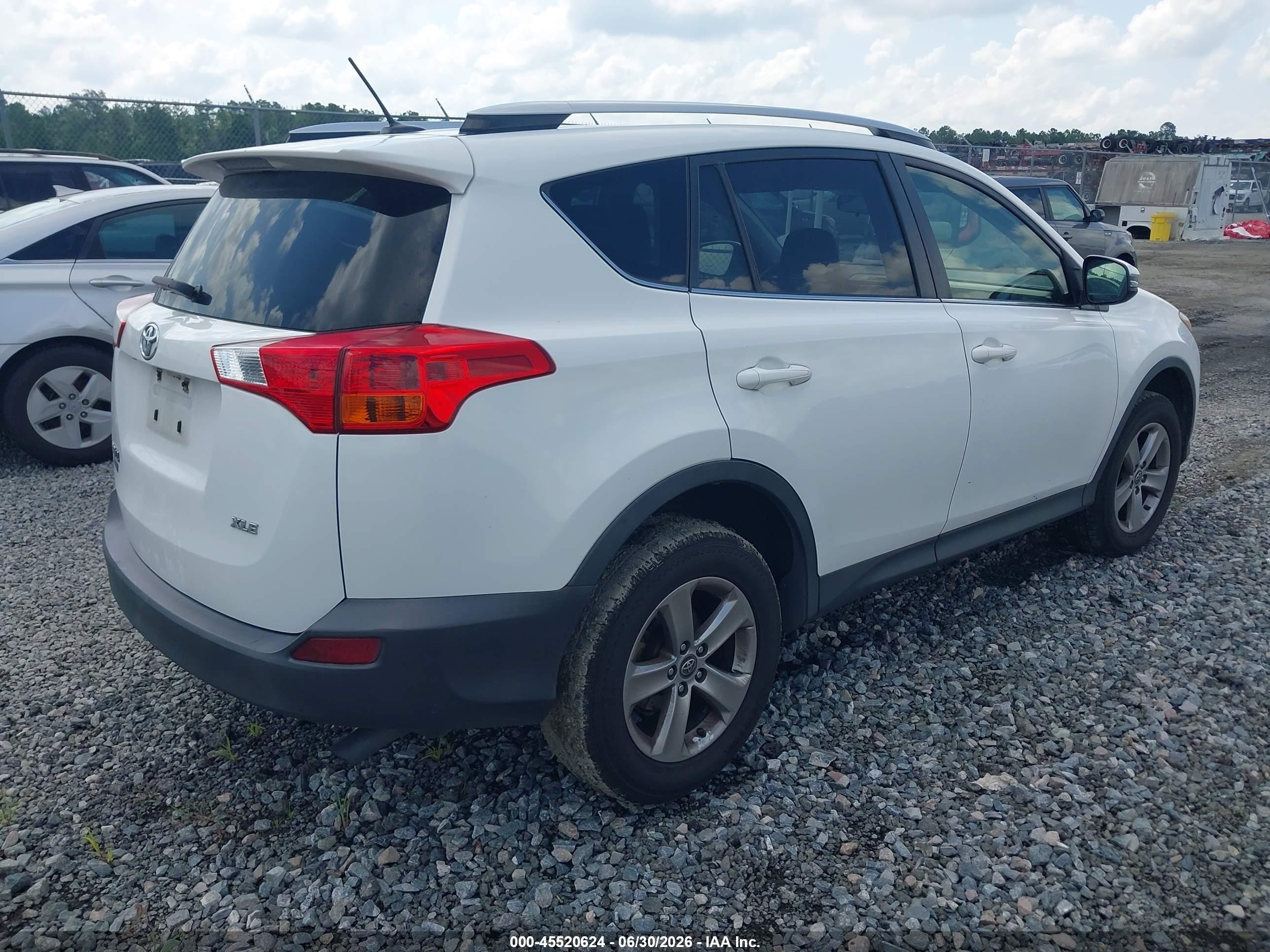 2015 Toyota Rav4 Xle White vin: JTMWFREV4FD066537